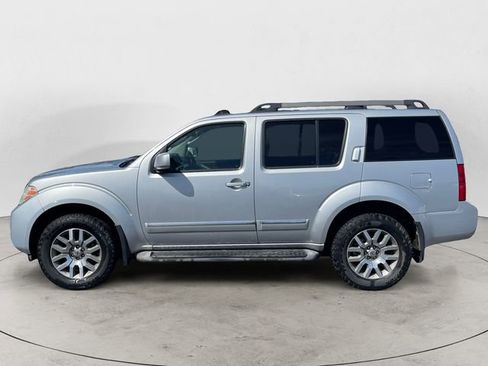 Used 2011 Nissan Pathfinder LE w/ Navigation Pkg AWD/4WD image 2