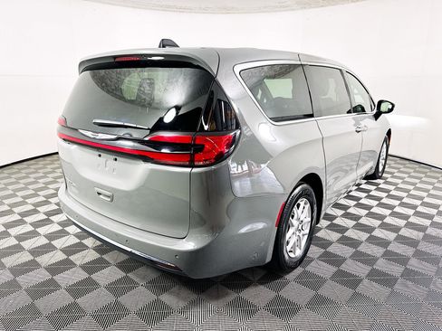 Used 2025 Chrysler Pacifica Select image 3