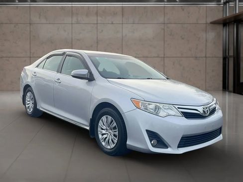Used 2012 Toyota Camry LE image 6