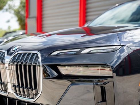 Used 2023 BMW 740i w/ Parking Assistance Package image 17