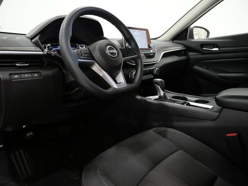 Used 2025 Nissan Altima 2.5 SV FWD image 10