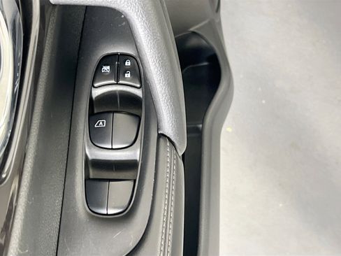 Used 2020 Nissan Rogue SV image 17