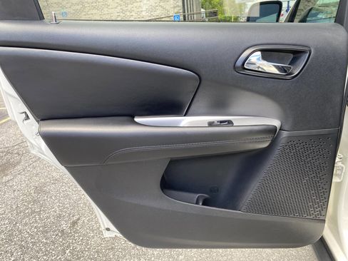 Used 2019 Dodge Journey SE FWD image 12