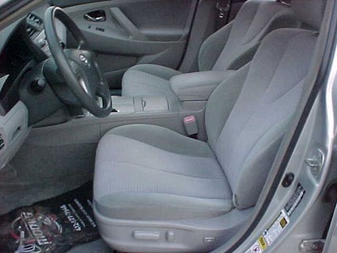 Used 2010 Toyota Camry LE FWD image 13