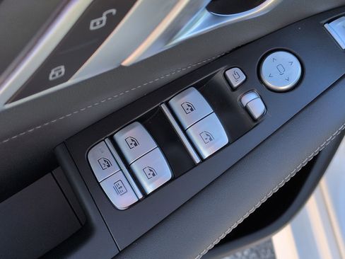 Used 2025 BMW X7 M60i w/ Executive Package image 15