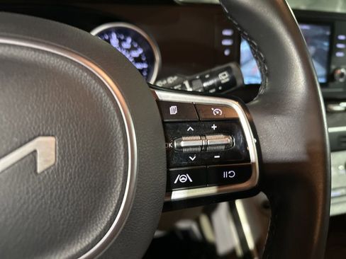 Used 2022 Kia Carnival LX image 12