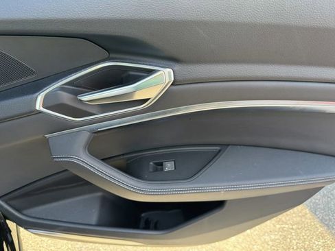 Used 2023 Audi e-tron Premium Plus image 31