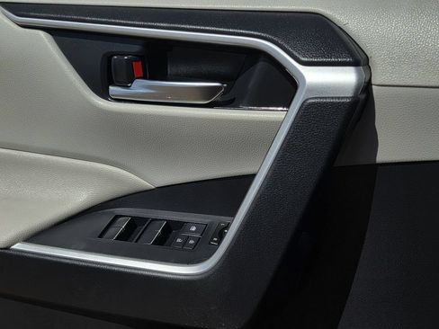 Used 2019 Toyota RAV4 XLE Premium FWD image 17