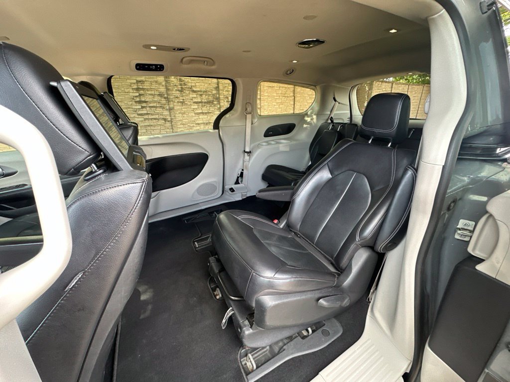Used 2022 Chrysler Pacifica Touring-L w/ Uconnect Theater Family Group FWD image 33