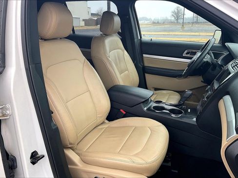 Used 2017 Ford Explorer XLT w/ Equipment Group 202A image 8