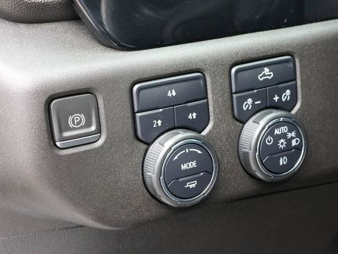 Used 2024 Chevrolet Silverado 2500 LT AWD/4WD image 10