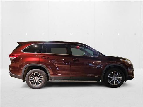 Used 2019 Toyota Highlander XLE image 4