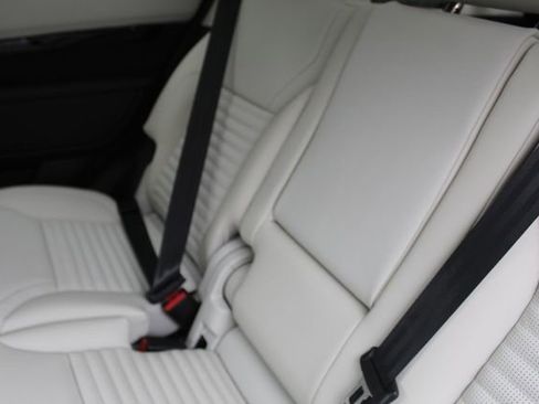 New 2025 Land Rover Discovery S image 4