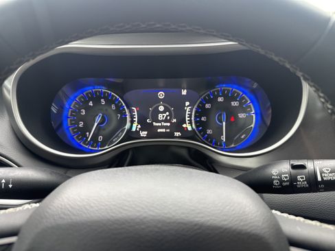 Used 2023 Chrysler Pacifica Touring-L FWD image 21