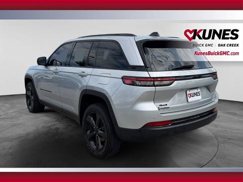 Used 2023 Jeep Grand Cherokee Altitude AWD/4WD image 8
