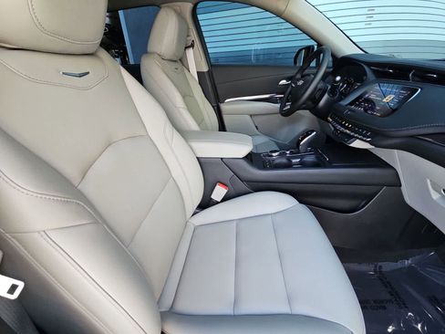 Used 2023 Cadillac XT4 Luxury w/ Cold Weather Package FWD image 18