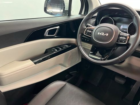 Used 2024 Kia Carnival EX FWD image 11