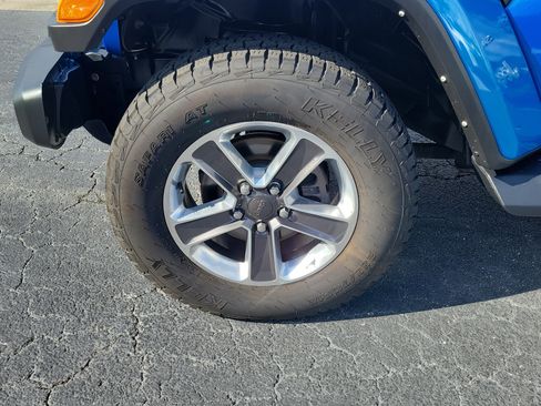 Used 2021 Jeep Wrangler Unlimited Sahara AWD/4WD image 4