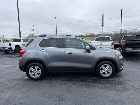 Used 2019 Chevrolet Trax LT w/ LT Convenience Package FWD image 2