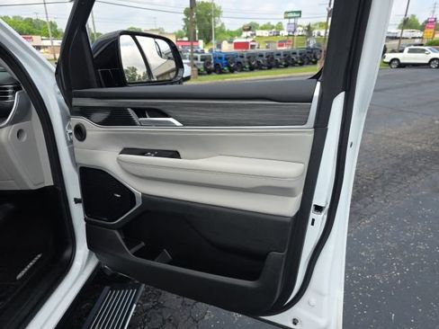Used 2024 Jeep Wagoneer Series III w/ Premium Group I AWD/4WD image 45