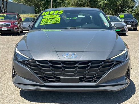 Used 2023 Hyundai Elantra SEL w/ Convenience Package FWD image 2