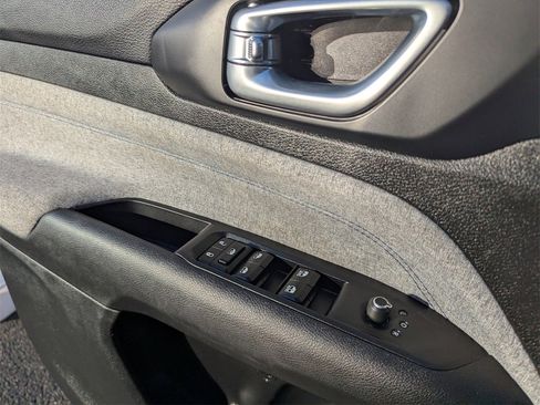 Used 2023 Jeep Compass Latitude w/ Convenience Group image 18