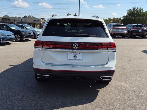 Used 2024 Volkswagen Atlas SE w/ Panoramic Sunroof Package FWD image 4