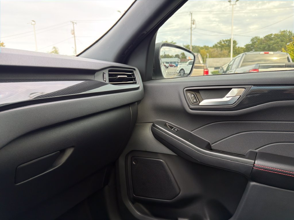 Used 2025 Ford Escape ST-Line w/ Tech Pack #1 FWD image 28