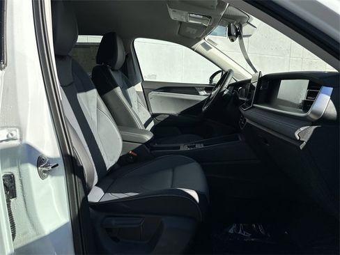 New 2025 Volkswagen Tiguan SE image 21