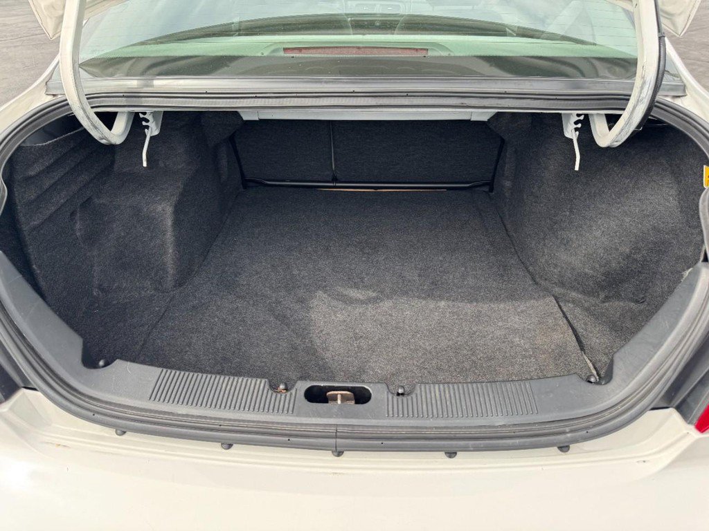 Used 2004 Ford Taurus SE FWD image 6