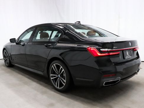 Used 2022 BMW 750i xDrive w/ Luxury Rear Seating Package image 4