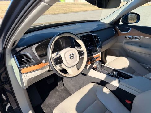 Used 2022 Volvo XC90 T6 Momentum image 9