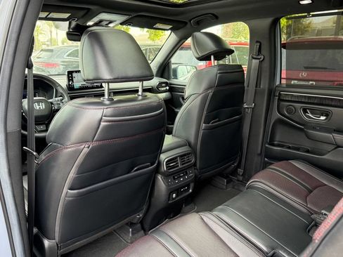Used 2025 Honda Pilot Black Edition image 28