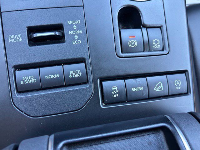 Used 2021 Toyota Highlander XLE AWD/4WD image 23