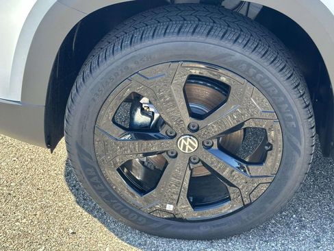 New 2025 Volkswagen Taos SE AWD/4WD image 7