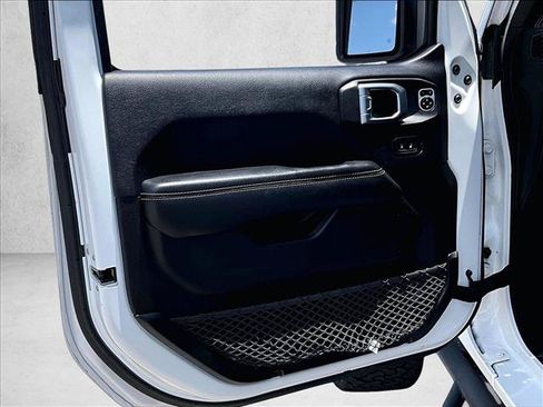 Used 2018 Jeep Wrangler Unlimited Sahara AWD/4WD image 17