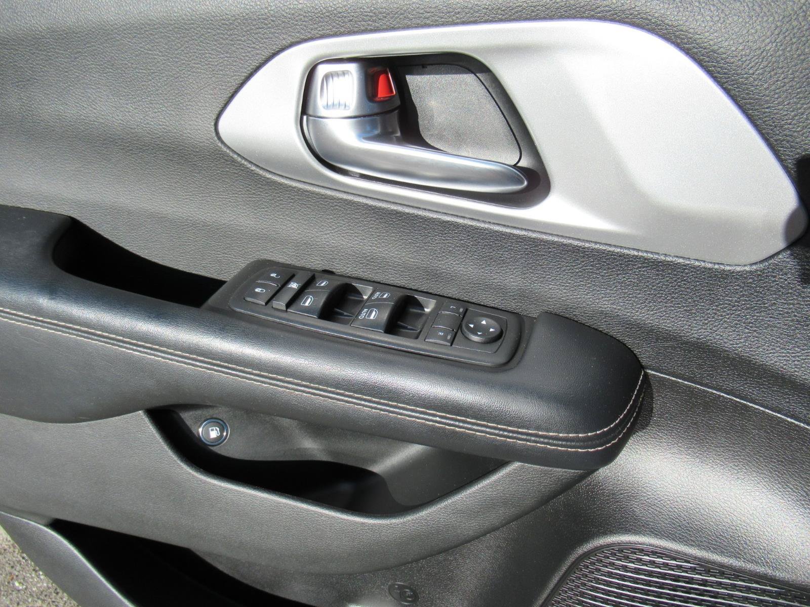 Used 2019 Chrysler Pacifica Touring-L w/ S Appearance Package FWD image 19