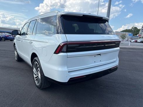 Used 2025 Lincoln Navigator Reserve AWD/4WD image 5
