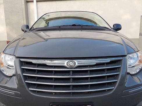 Used 2005 Chrysler Town & Country Touring w/ Luxury Group image 13