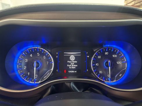 Used 2018 Chrysler Pacifica Touring-L w/ Tire & Wheel Group image 13