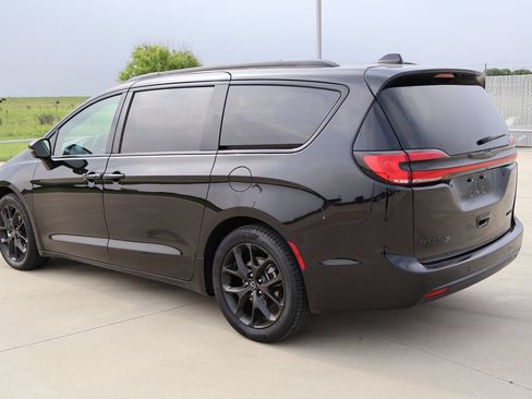 Used 2025 Chrysler Pacifica Limited FWD image 10