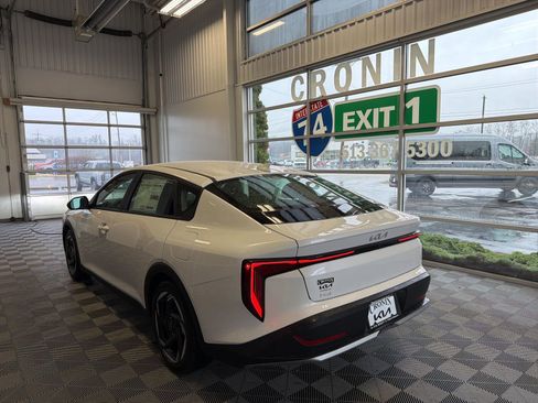 New 2026 Kia K4 EX image 4