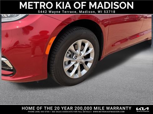 Used 2025 Chrysler Pacifica Select AWD/4WD image 10