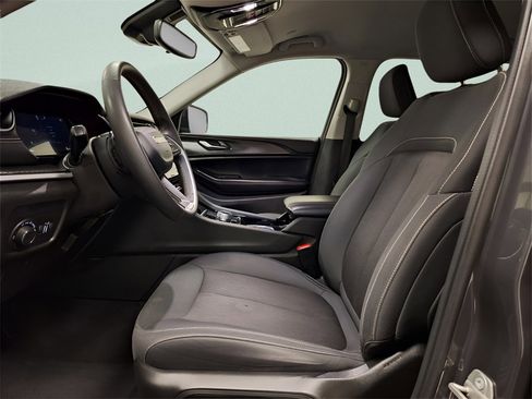 Used 2023 Jeep Grand Cherokee L Laredo image 9