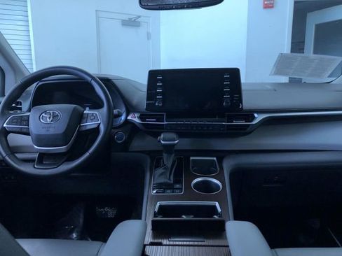 Certified 2024 Toyota Sienna XLE image 17