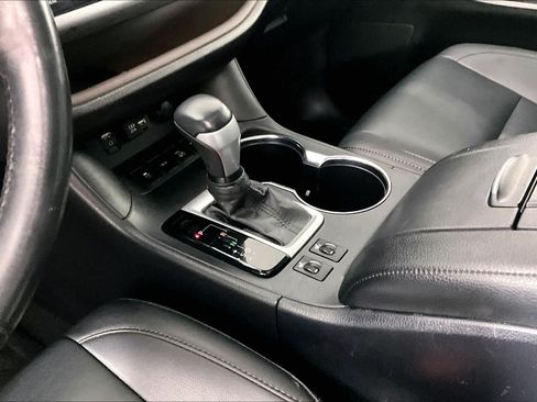 Used 2019 Toyota Highlander XLE AWD/4WD image 16