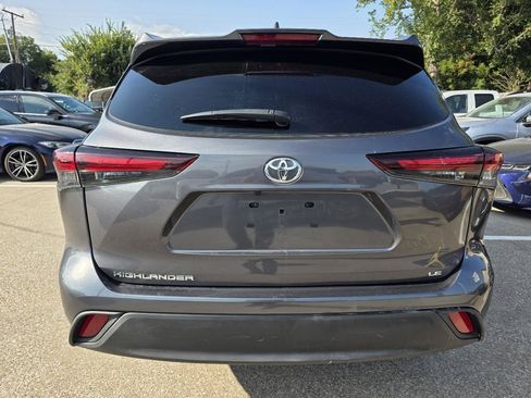 Used 2025 Toyota Highlander LE FWD image 6