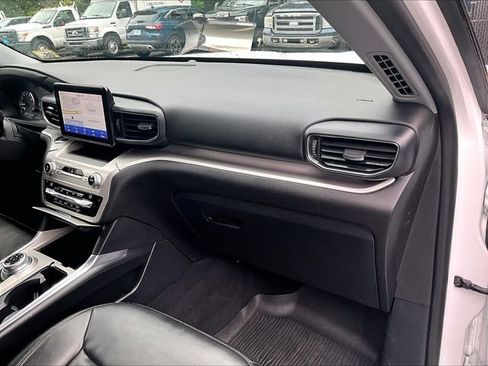 Used 2021 Ford Explorer XLT w/ Equipment Group 202A AWD/4WD image 17