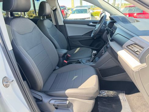 Used 2022 Volkswagen Taos SE w/ Panoramic Sunroof Package FWD image 37