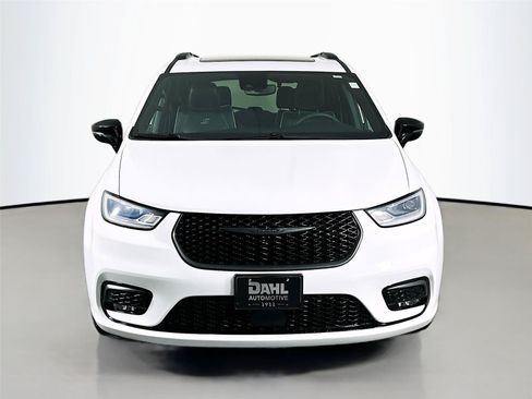 Used 2025 Chrysler Pacifica Limited FWD image 3